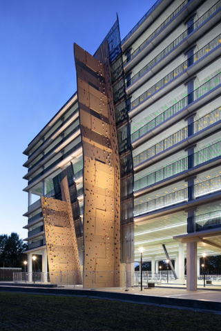 Illustration for article titled Commuters Can Park and Climb at This Unlikely Parking Garage